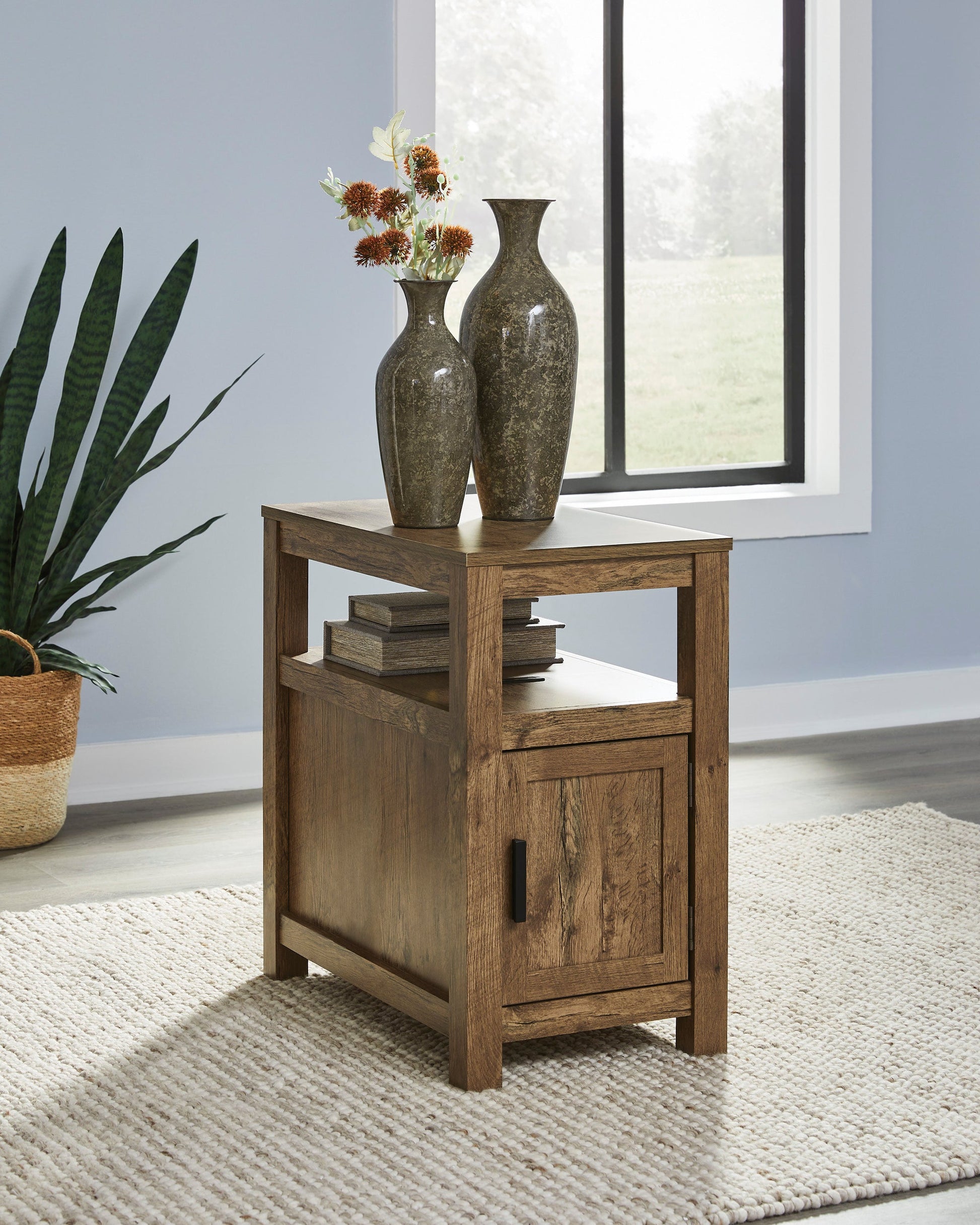T190-117 - End Table **NEW ARRIVAL**